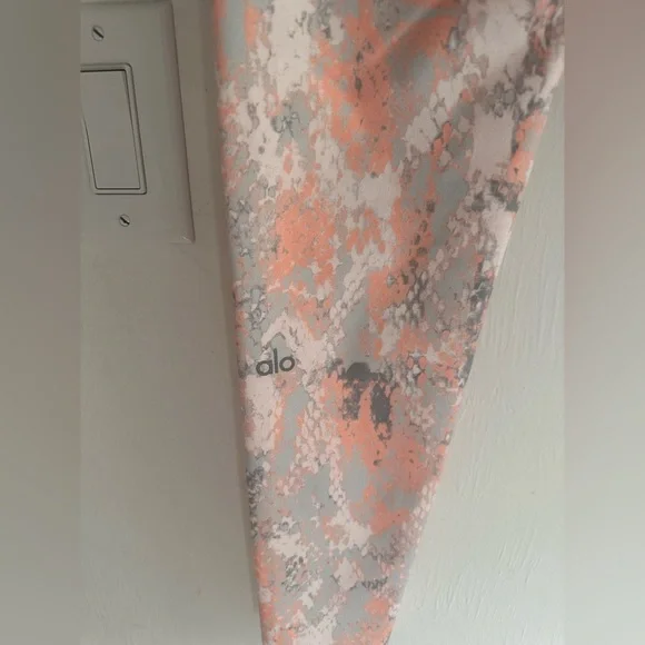 ALO Yoga Leggings - Picture 8 of 9